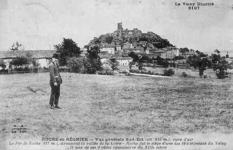 Le Bourg avec le donjon médiéval en arrière plan